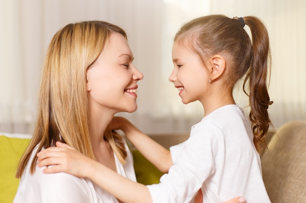 Piękna mama i jej córeczka uśmiechają się