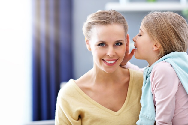 Zdjęcie piękna mama i jej córka bawią się w domu