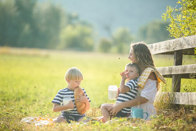 Piękna mama i jej synowie na pikniku