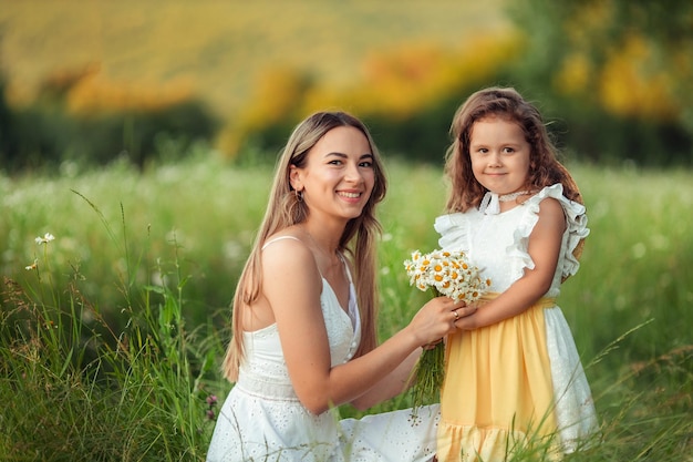 Piękna Mama Jej Córeczka W Białych Sukienkach Bawi Się Latem Na Spacerze