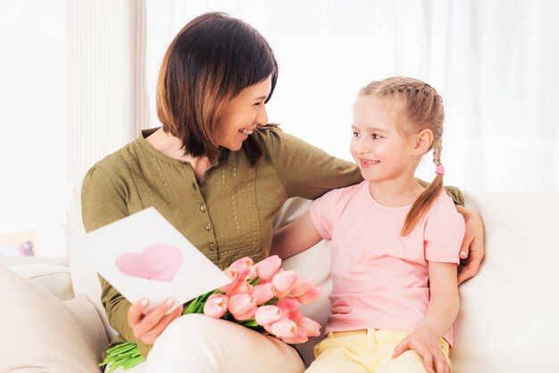 Piękna mama lubi otwierać ładne prezenty dla córek na dzień matki