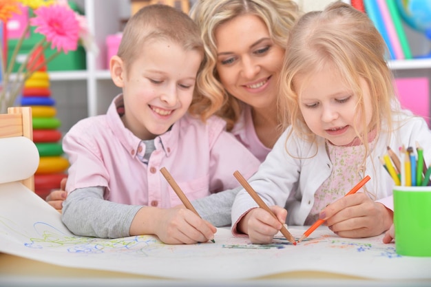 Zdjęcie piękna mama z córką rysuje kolorowymi kredkami