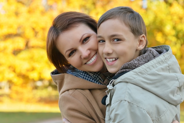 Piękna mama z synem w jesiennym parku