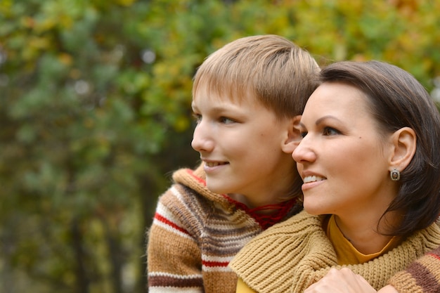 Piękna mama z synem w jesiennym parku