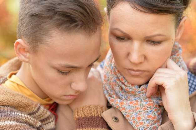 Piękna Mama Z Synem W Jesiennym Parku