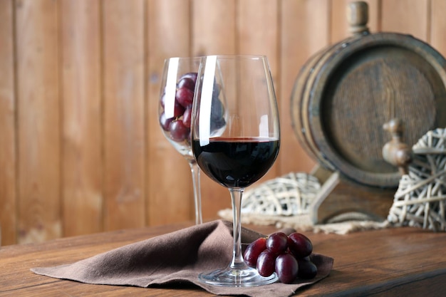 Piękna martwa natura z winem i winogronami na drewnianym stole