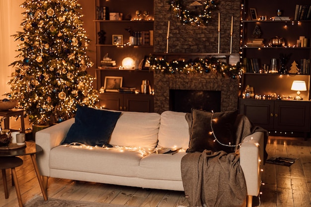 Piękna miękka lekka sofa z poduszkami stoi w salonie przy choince