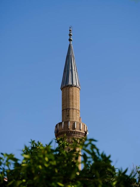 Piękna minaretka starego meczetu