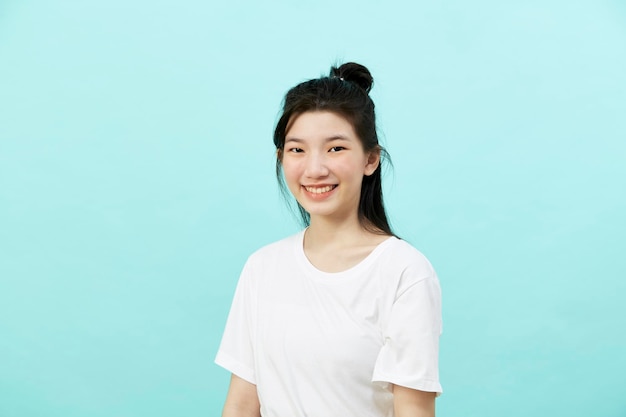 Piękna młoda azjatycka kobieta portret Studio strzał na białym tle na niebieskim tle