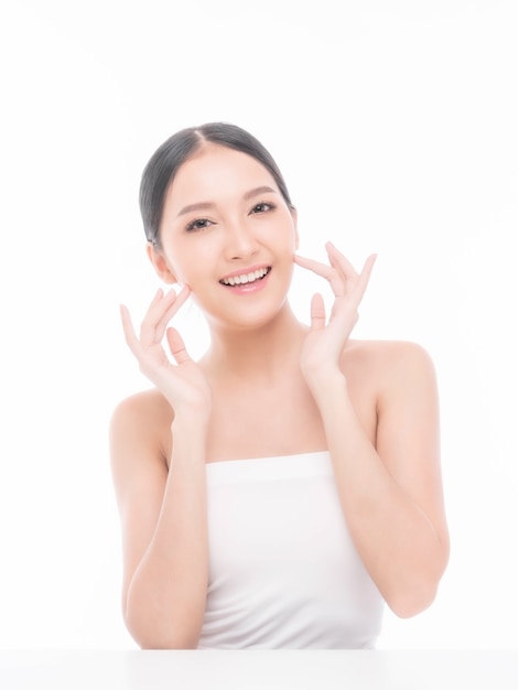 Piękna młoda Azjatycka kobieta z czystą skórą, świeżą skórą, na białym tle na białym tle z miejsca kopiowania - Zabieg na twarz, kosmetologia, uroda i koncepcja spa