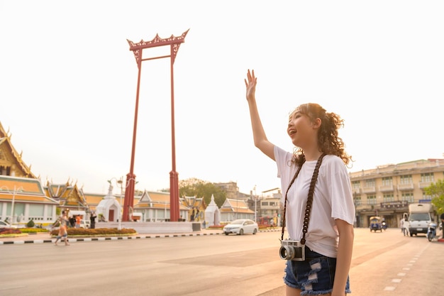Piękna młoda azjatycka turystka na wakacjach zwiedzająca i zwiedzająca miasto Bangkok Tajlandia