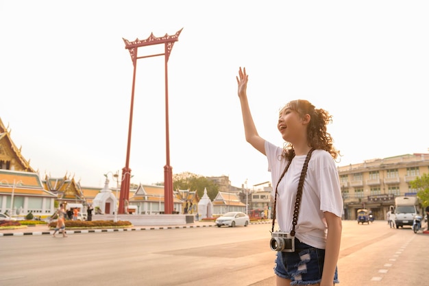 Piękna Młoda Azjatycka Turystka Na Wakacjach Zwiedzająca I Zwiedzająca Miasto Bangkok Tajlandia