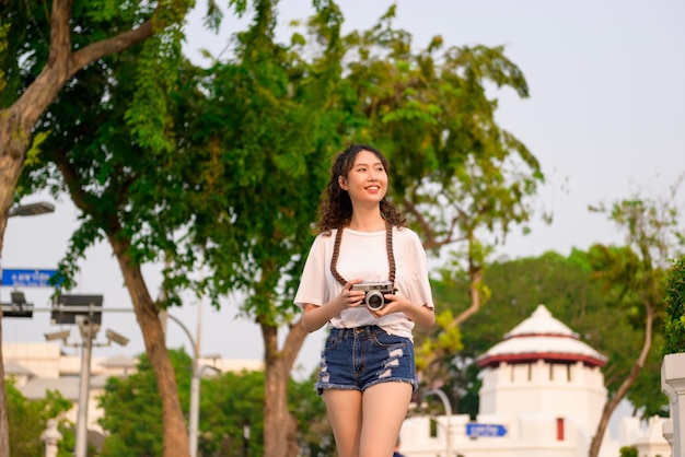 Piękna młoda azjatycka turystka na wakacjach zwiedzająca i zwiedzająca miasto Bangkok
