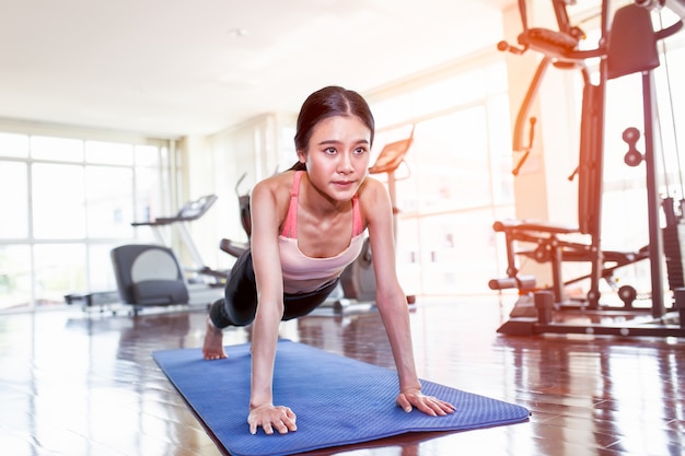 Piękna Młoda Azjatykcia Kobieta Pracująca W Gym Out