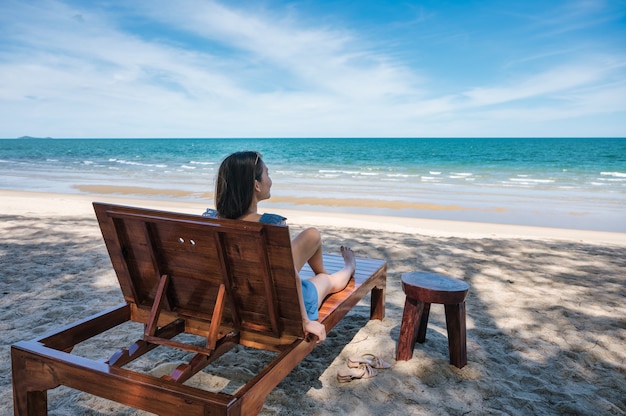 Piękna Młoda Azjatykcia Kobieta Relaks I Opalanie Na Drewnianym Salonie Na Plaży W Tropikalnym Morzu