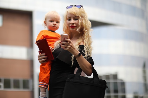 Piękna młoda bizneswoman w przerwie w pracy w porze lunchu