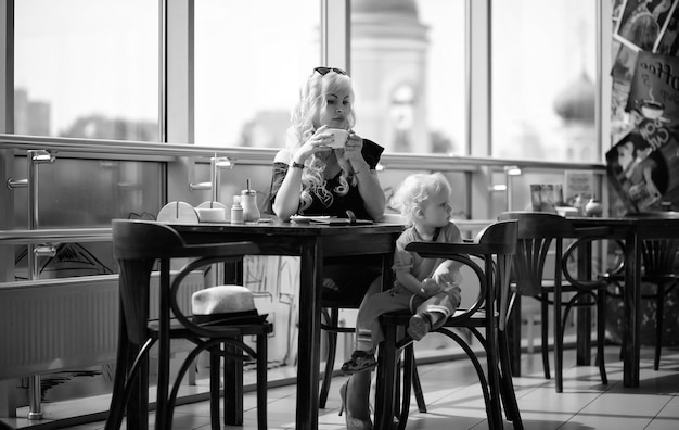 Piękna młoda bizneswoman w przerwie w pracy w porze lunchu