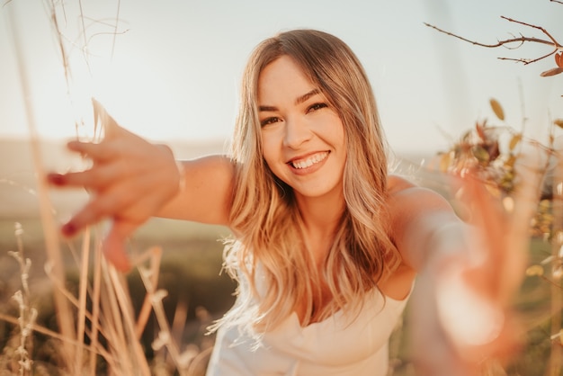 Piękna Młoda Blond Kobieta łacińskiej Na Zewnątrz Portret. Włosy Rozwijają Się Na Wietrze. Koncepcja Mody.