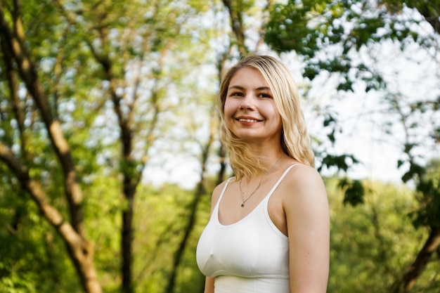 Piękna młoda blondynka w lesie Dziewczyna cieszy się naturą