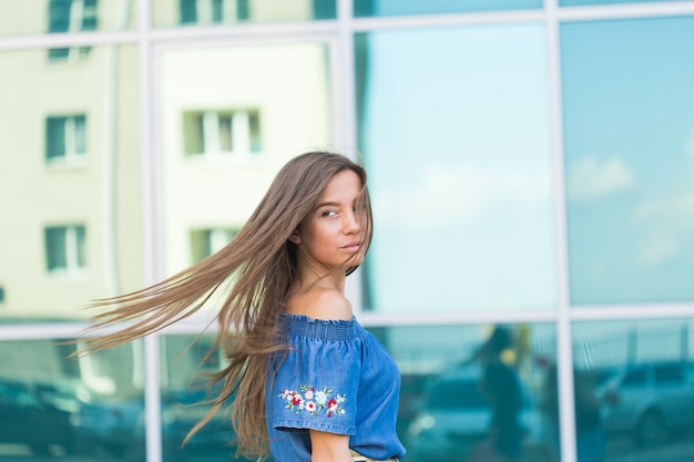 Piękna młoda brunetki kobieta patrzeje na boku. Moda na zewnątrz portret glamour stylowa dama