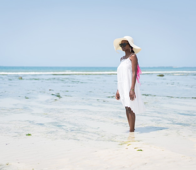 Piękna młoda czarna African American kobieta na tropikalnej plaży