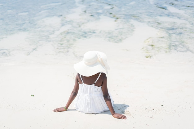 Piękna młoda czarna African American kobieta na tropikalnej plaży