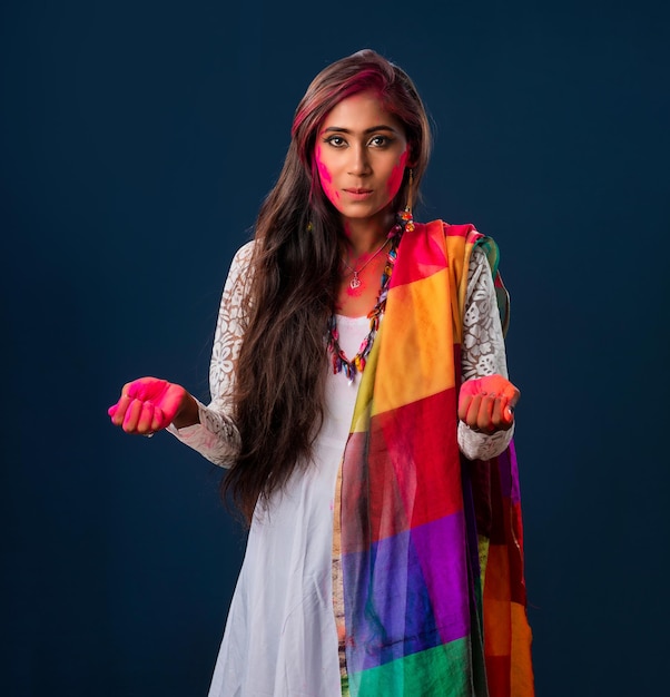 Piękna młoda dziewczyna bawi się kolorami z okazji Holi Pomysł na indyjski festiwal Holi
