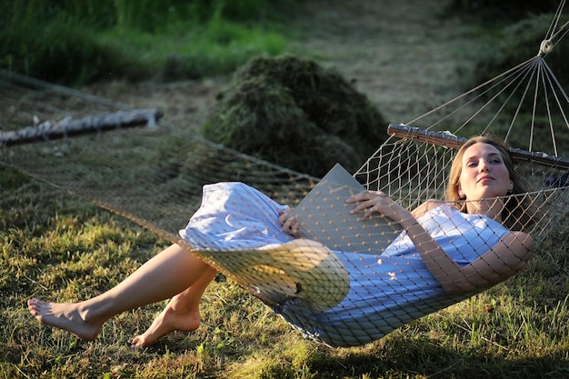 Zdjęcie piękna młoda dziewczyna leżąca i czytająca książkę