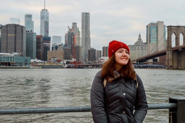 Piękna Młoda Dziewczyna Na Brooklyn Bridge Z Wieżowcami Na Manhattanie