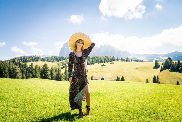 Piękna, Młoda Dziewczyna Podróżująca W Dolomitach, Włochy