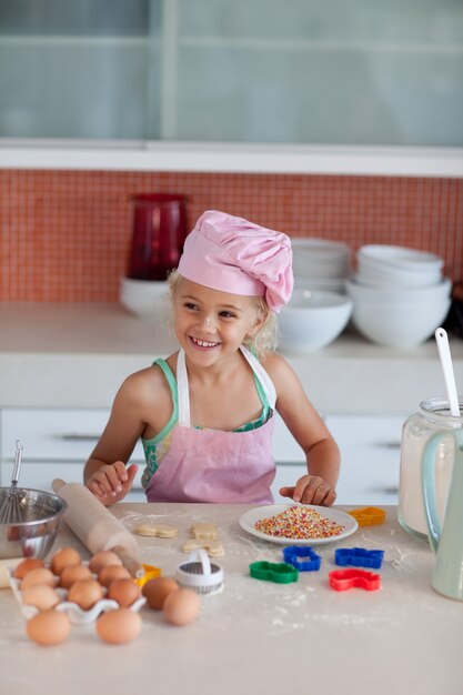 Zdjęcie piękna młoda dziewczyna pracuje w kuchni