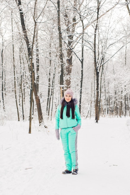 Piękna Młoda Dziewczyna W Białym Zimowym Lesie.