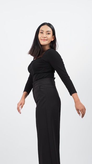 Piękna młoda kobieta Azji pozowanie w czarną koszulę i spodnie. Modelka