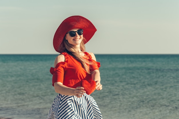 Piękna Młoda Kobieta Cieszy Się Wakacje Na Plaży