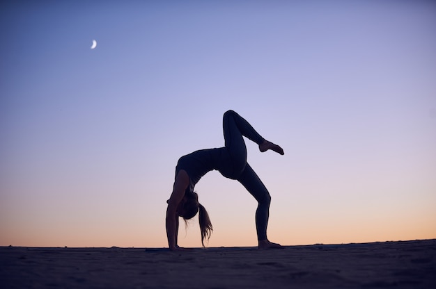 Piękna młoda kobieta ćwiczy jogę backbend asana Urdhva Dhanurasana