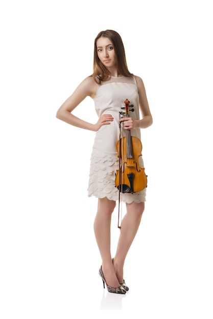 Piękna młoda kobieta gra na skrzypcach na białym tle