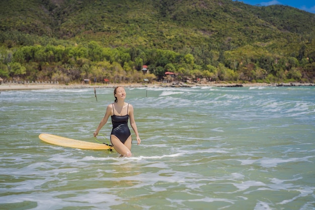 Piękna młoda kobieta jeździć na fali sportowiec surfer kobieta surfing na tle błękitnego nieba chmury i