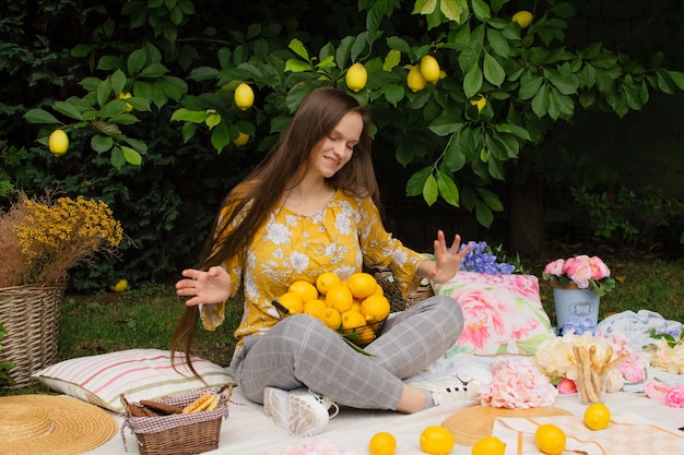 Piękna młoda kobieta na pikniku w ogrodzie