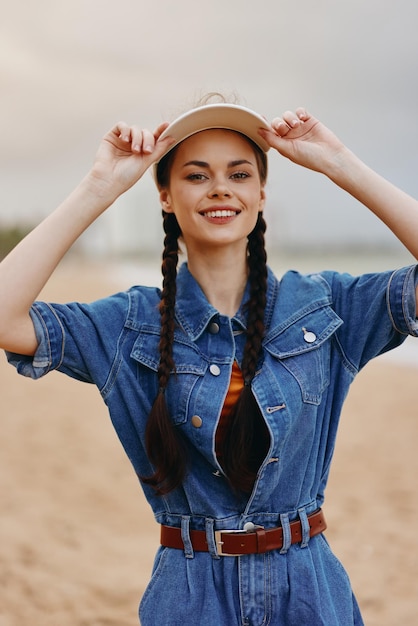 Piękna młoda kobieta pozująca na świeżym powietrzu portret atrakcyjnego białego modelu z ładnymi włosami