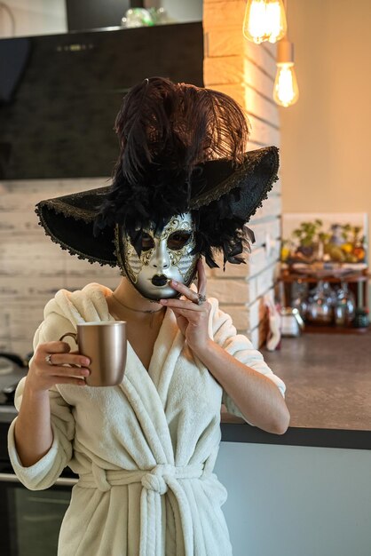 Piękna młoda kobieta przygotowuje się do karnawału przymierza białą tajemniczą wenecką maskę
