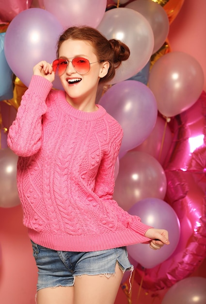 Piękna młoda kobieta redhair z kolorowych balonów