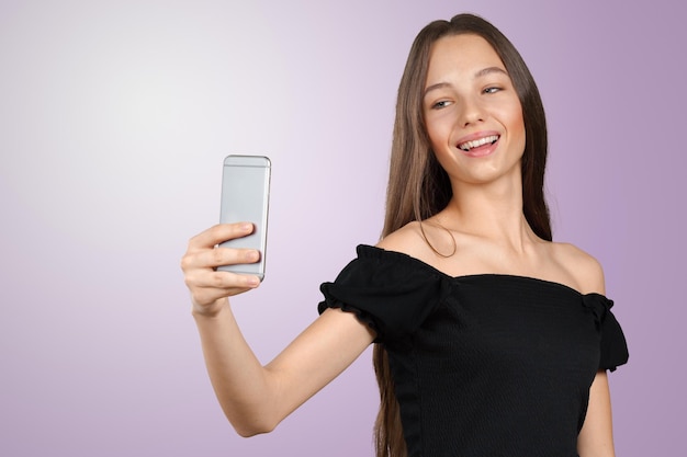 Piękna Młoda Kobieta Robi Selfie Fotografii Z Smartphone