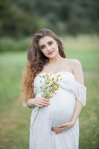 Piękna młoda kobieta w ciąży pozowanie