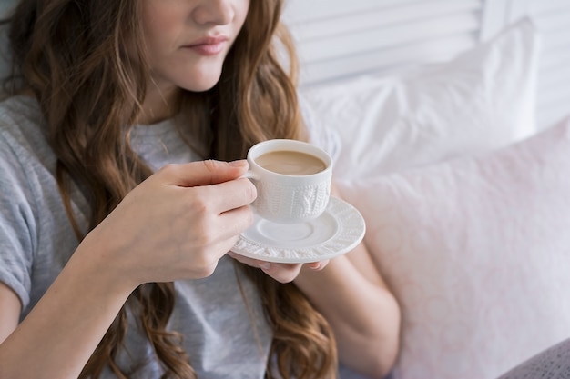 Piękna Młoda Kobieta W łóżku W Sypialni Pije Kawę W Ranku