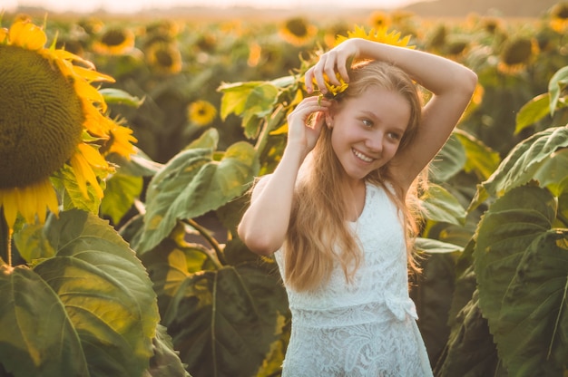 Piękna Młoda Kobieta W Słonecznikowym Polu. Portret Młodej Kobiety W Słońcu. Koncepcja Alergii Na Pyłki