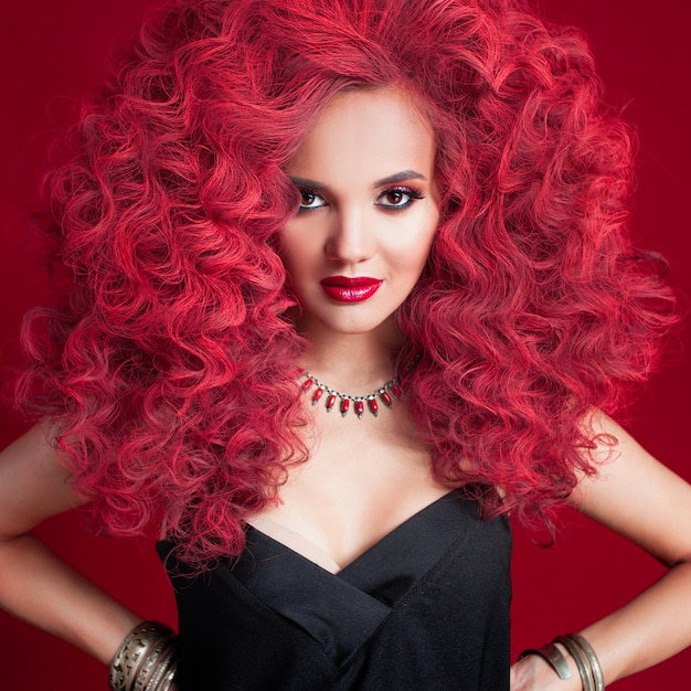 Piękna młoda kobieta z czerwonymi włosami. Jasny makijaż i fryzura