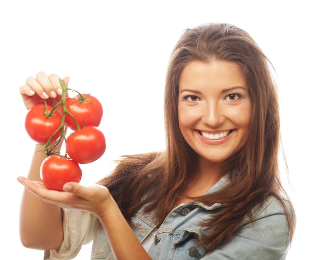 Piękna młoda kobieta z dojrzałymi pomidorami