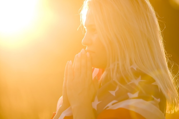 Piękna młoda kobieta z flagą USA