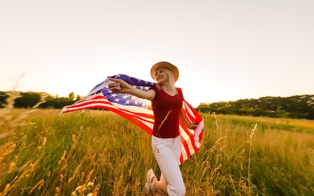 Piękna młoda kobieta z flagą USA