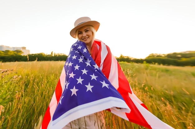 Piękna młoda kobieta z flagą USA